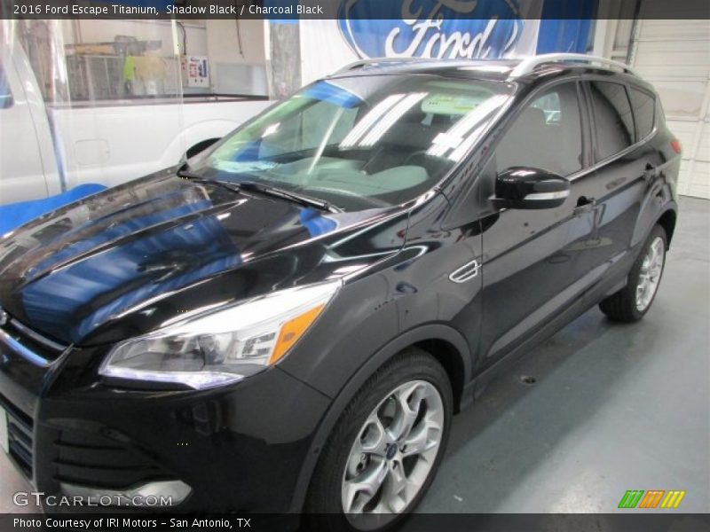 Front 3/4 View of 2016 Escape Titanium