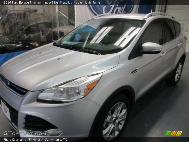 Front 3/4 View of 2016 Escape Titanium