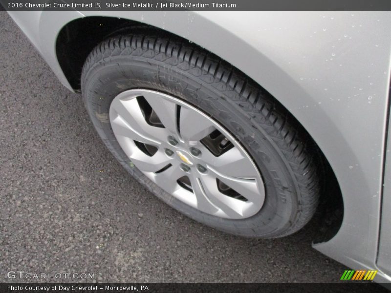 Silver Ice Metallic / Jet Black/Medium Titanium 2016 Chevrolet Cruze Limited LS