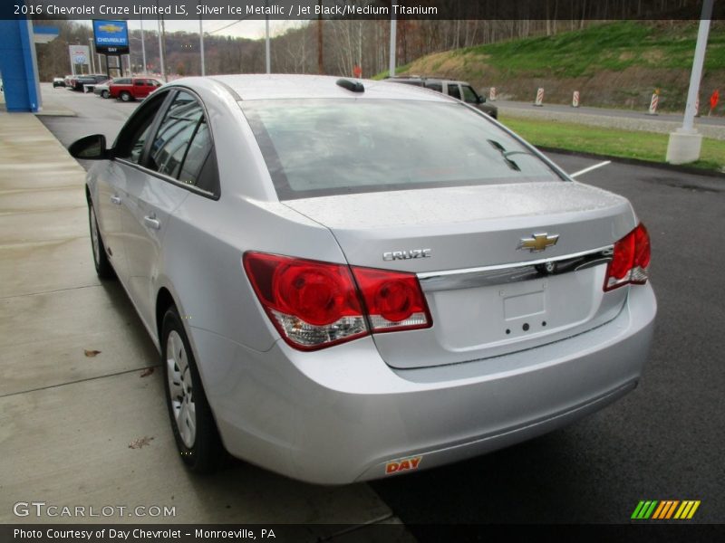 Silver Ice Metallic / Jet Black/Medium Titanium 2016 Chevrolet Cruze Limited LS