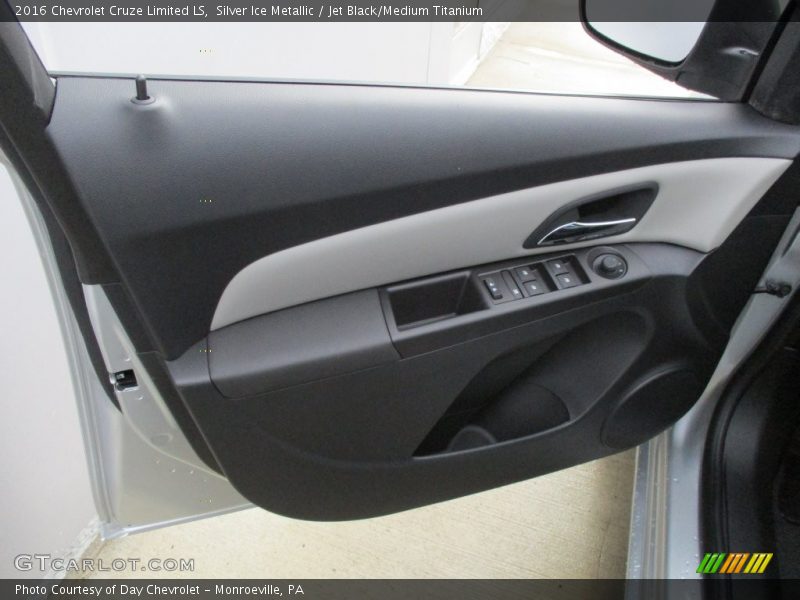 Silver Ice Metallic / Jet Black/Medium Titanium 2016 Chevrolet Cruze Limited LS