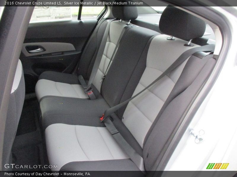 Silver Ice Metallic / Jet Black/Medium Titanium 2016 Chevrolet Cruze Limited LS