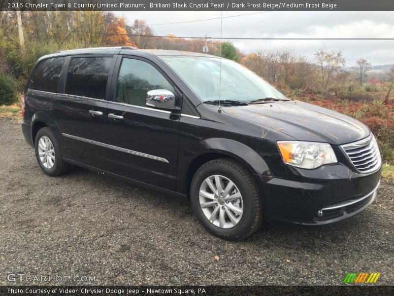 Front 3/4 View of 2016 Town & Country Limited Platinum