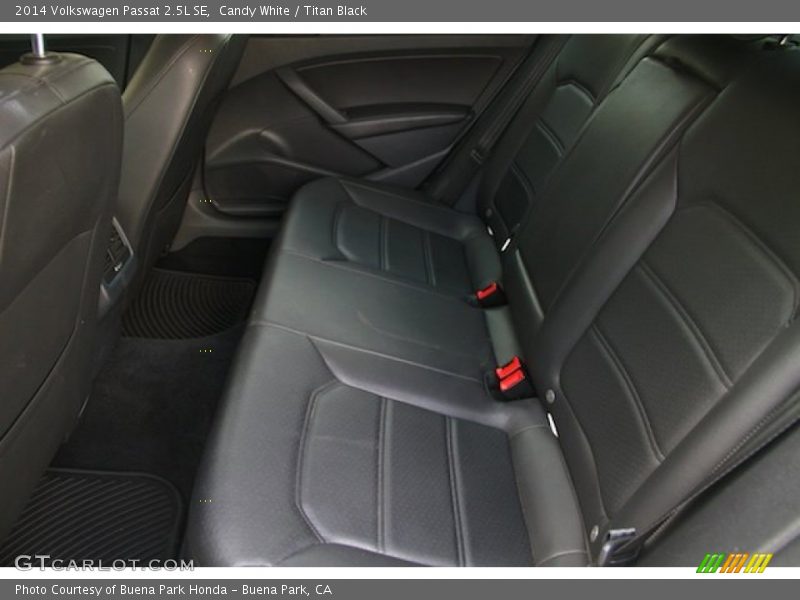 Candy White / Titan Black 2014 Volkswagen Passat 2.5L SE