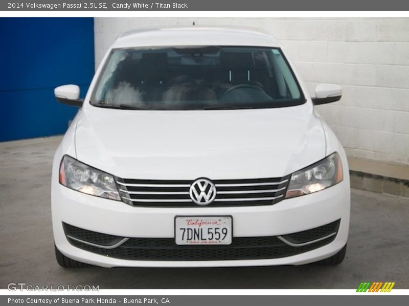 Candy White / Titan Black 2014 Volkswagen Passat 2.5L SE