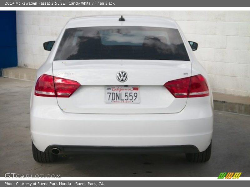 Candy White / Titan Black 2014 Volkswagen Passat 2.5L SE