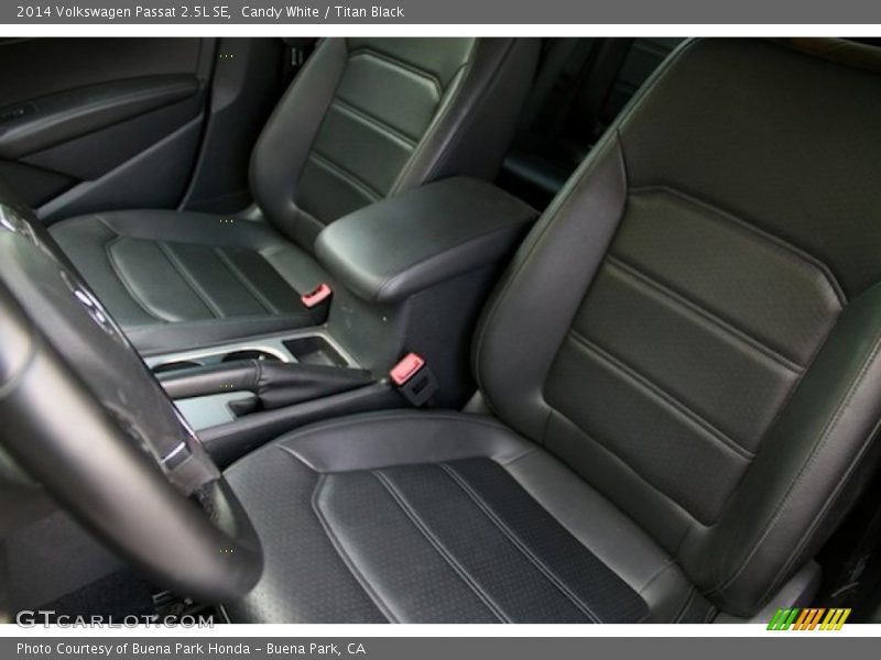 Candy White / Titan Black 2014 Volkswagen Passat 2.5L SE