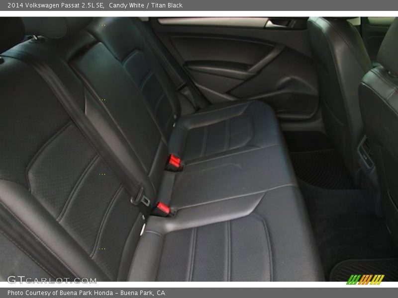 Candy White / Titan Black 2014 Volkswagen Passat 2.5L SE