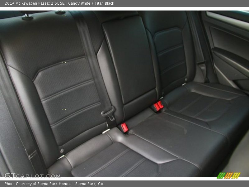 Candy White / Titan Black 2014 Volkswagen Passat 2.5L SE