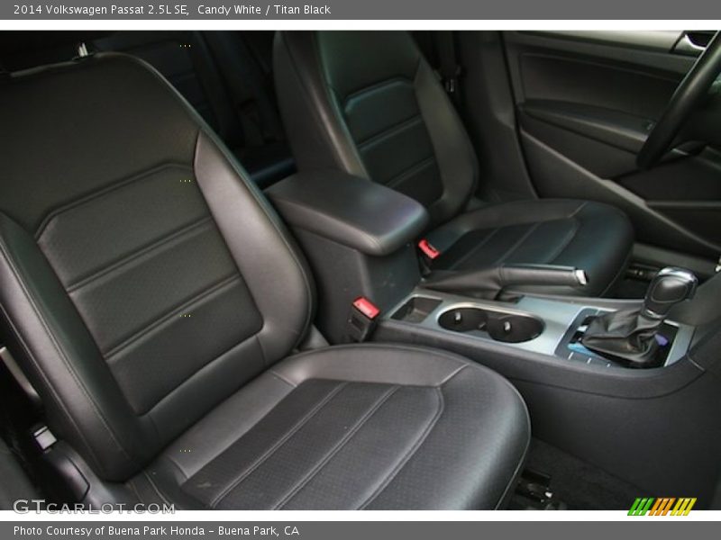 Candy White / Titan Black 2014 Volkswagen Passat 2.5L SE