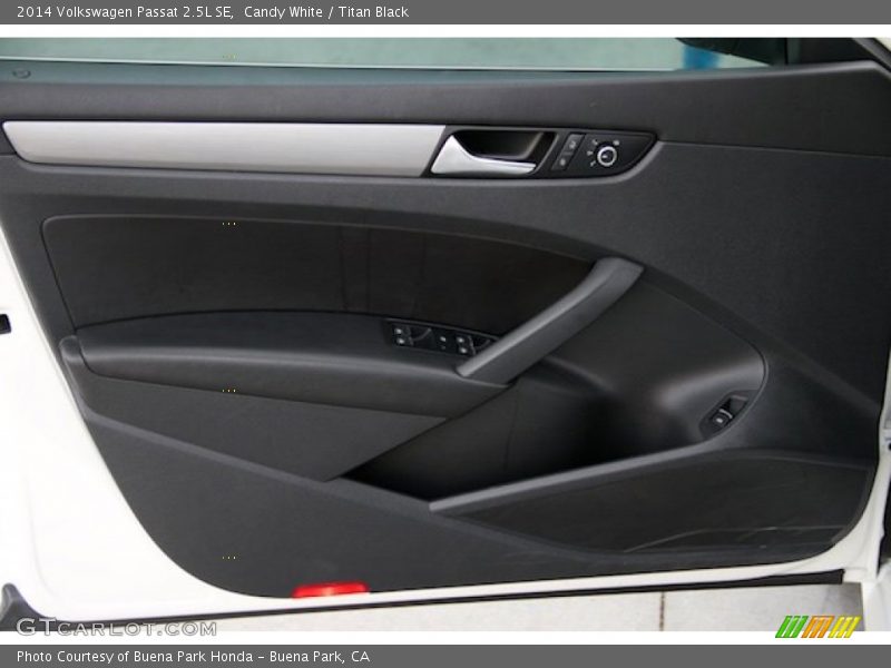 Candy White / Titan Black 2014 Volkswagen Passat 2.5L SE