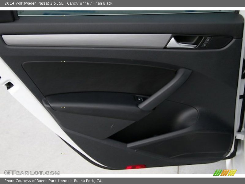 Candy White / Titan Black 2014 Volkswagen Passat 2.5L SE