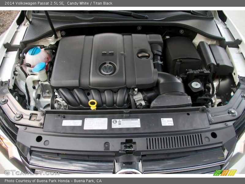 Candy White / Titan Black 2014 Volkswagen Passat 2.5L SE