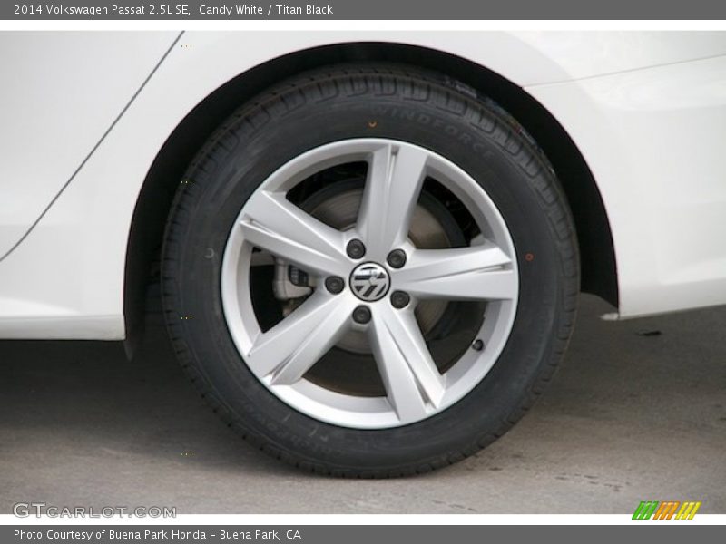 Candy White / Titan Black 2014 Volkswagen Passat 2.5L SE