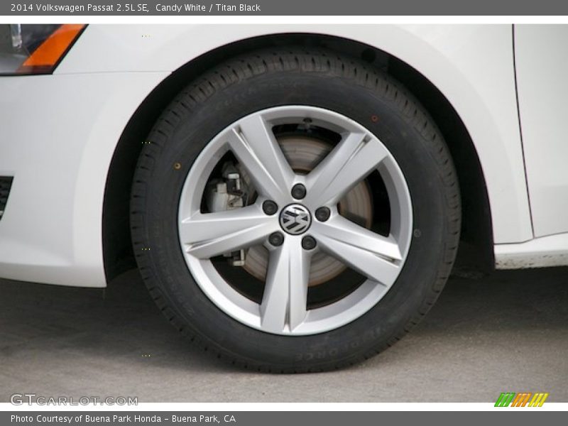 Candy White / Titan Black 2014 Volkswagen Passat 2.5L SE