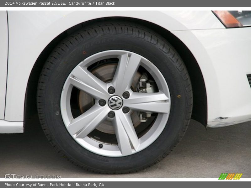 Candy White / Titan Black 2014 Volkswagen Passat 2.5L SE