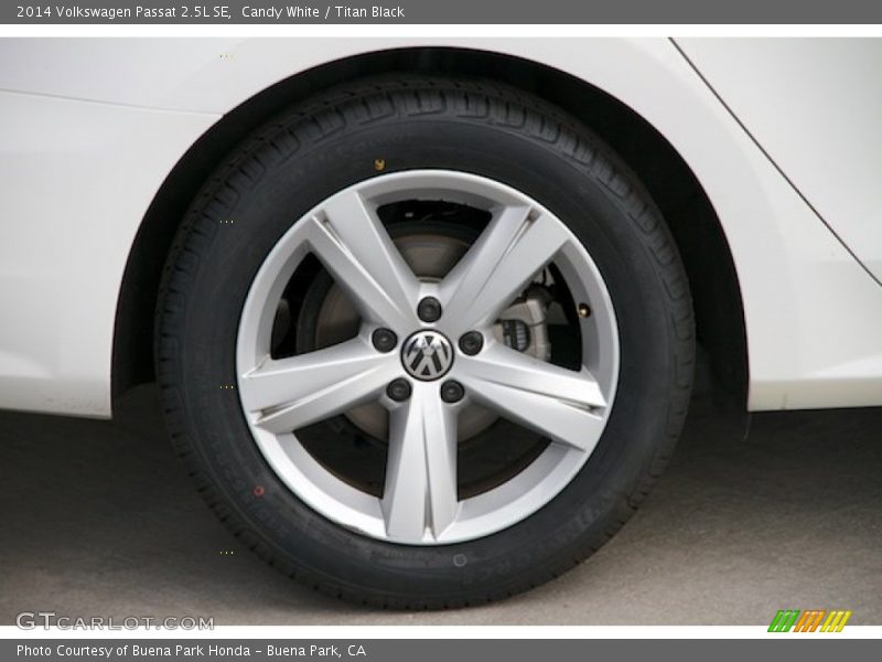 Candy White / Titan Black 2014 Volkswagen Passat 2.5L SE
