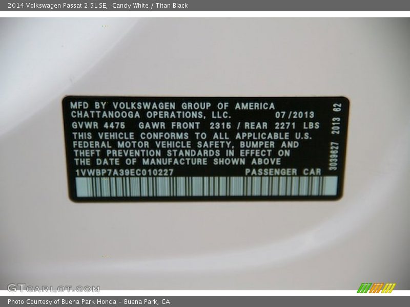 Candy White / Titan Black 2014 Volkswagen Passat 2.5L SE