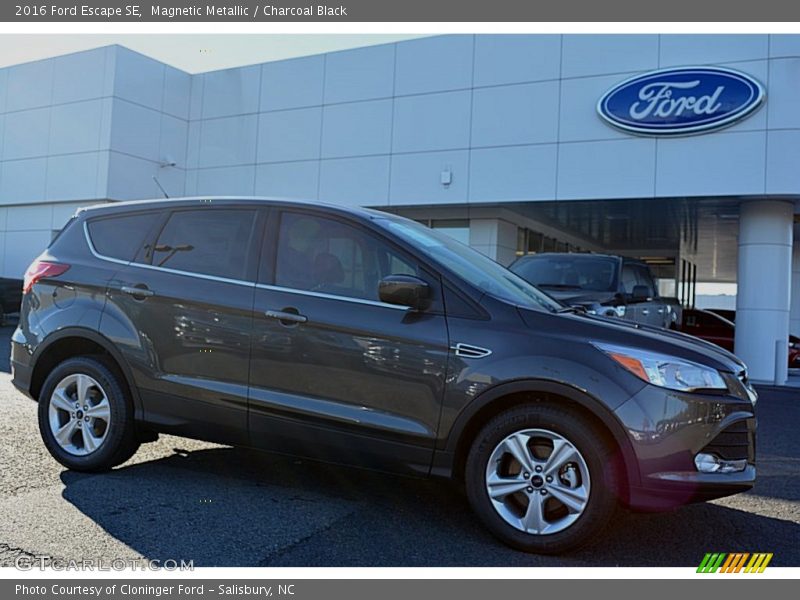 Magnetic Metallic / Charcoal Black 2016 Ford Escape SE