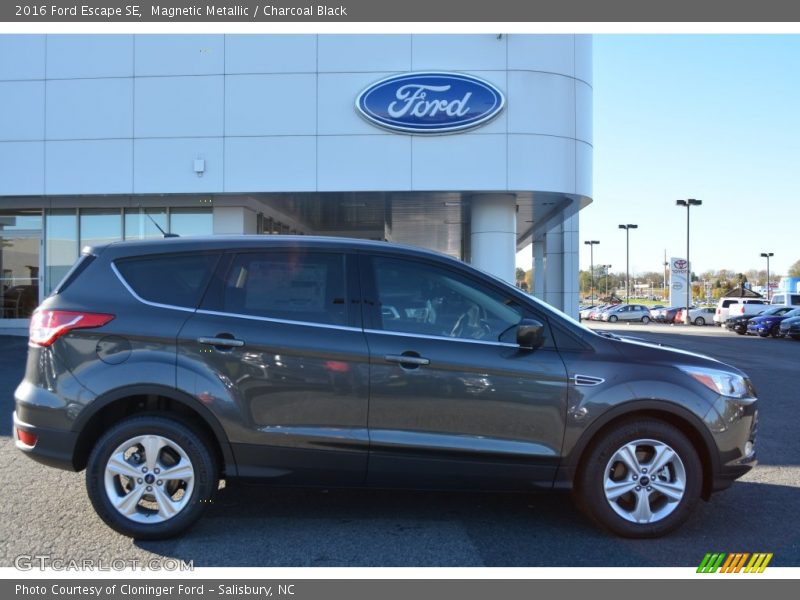 Magnetic Metallic / Charcoal Black 2016 Ford Escape SE