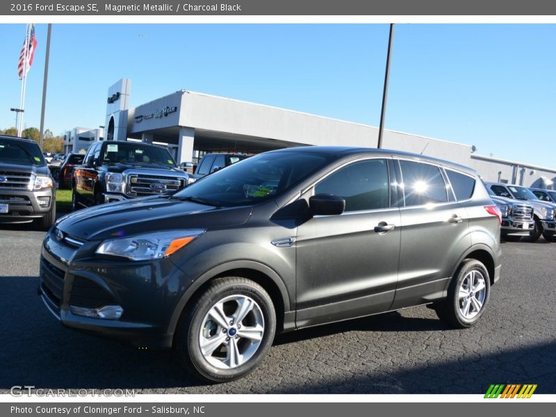 Magnetic Metallic / Charcoal Black 2016 Ford Escape SE