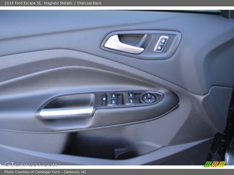 Magnetic Metallic / Charcoal Black 2016 Ford Escape SE