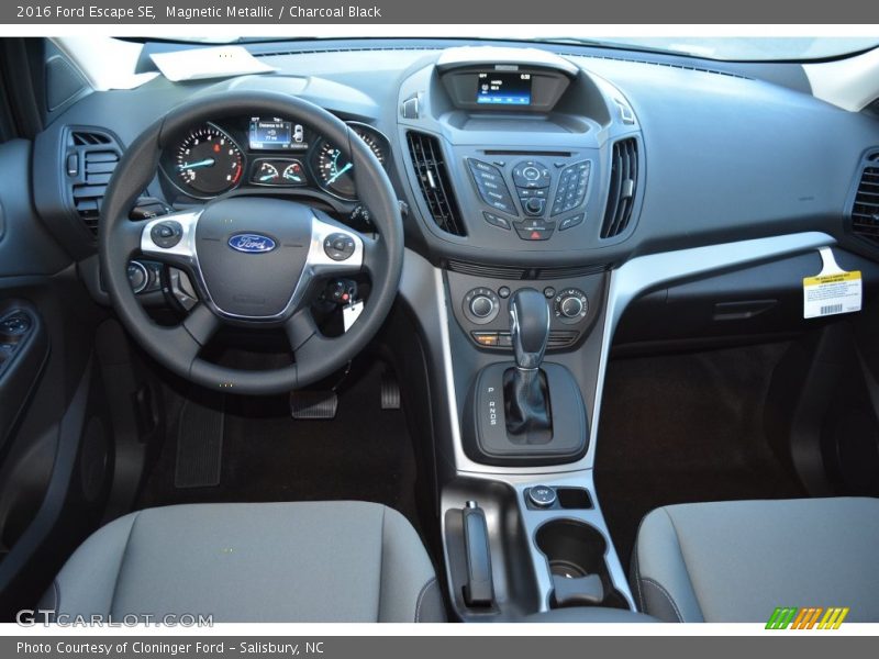 Magnetic Metallic / Charcoal Black 2016 Ford Escape SE