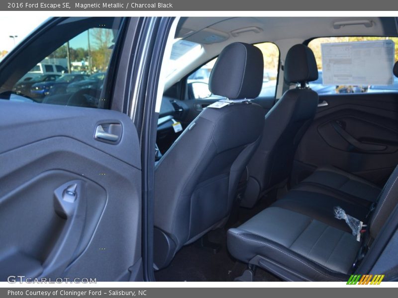 Magnetic Metallic / Charcoal Black 2016 Ford Escape SE