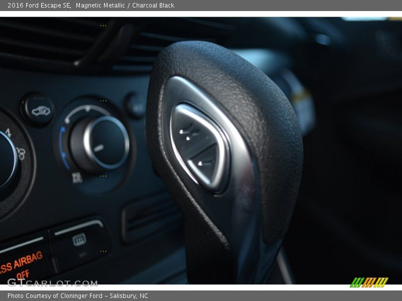 Magnetic Metallic / Charcoal Black 2016 Ford Escape SE