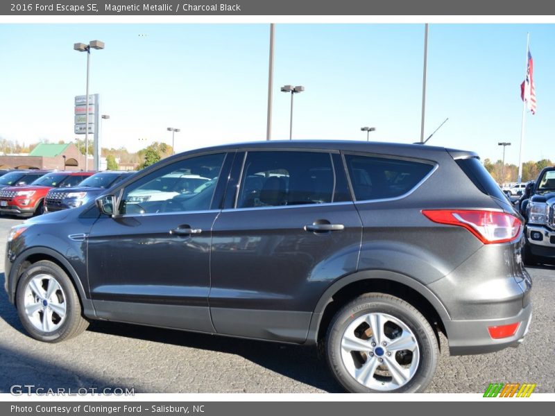 Magnetic Metallic / Charcoal Black 2016 Ford Escape SE