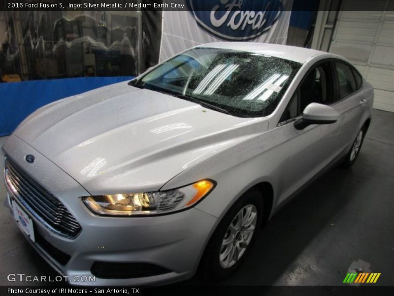 Ingot Silver Metallic / Medium Earth Gray 2016 Ford Fusion S