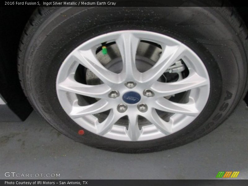 Ingot Silver Metallic / Medium Earth Gray 2016 Ford Fusion S