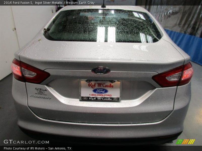 Ingot Silver Metallic / Medium Earth Gray 2016 Ford Fusion S