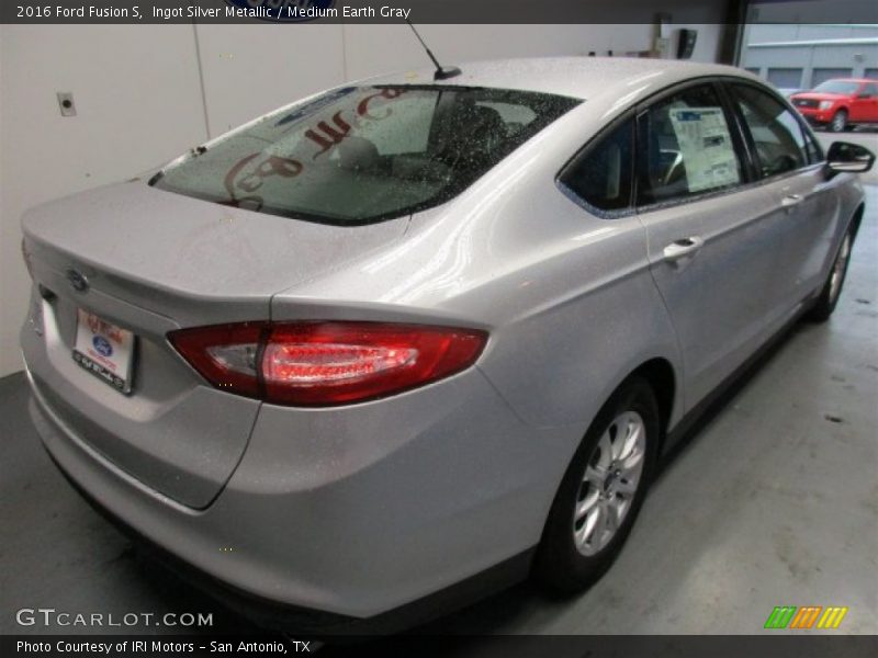 Ingot Silver Metallic / Medium Earth Gray 2016 Ford Fusion S