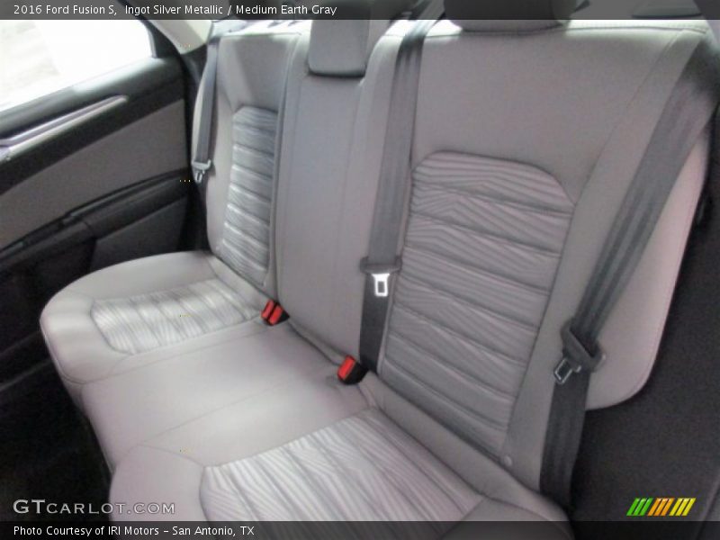 Ingot Silver Metallic / Medium Earth Gray 2016 Ford Fusion S