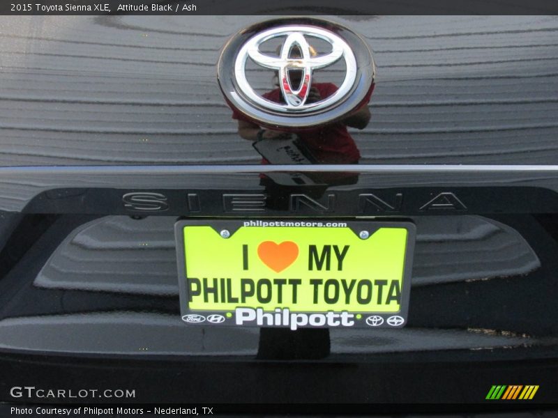 Attitude Black / Ash 2015 Toyota Sienna XLE