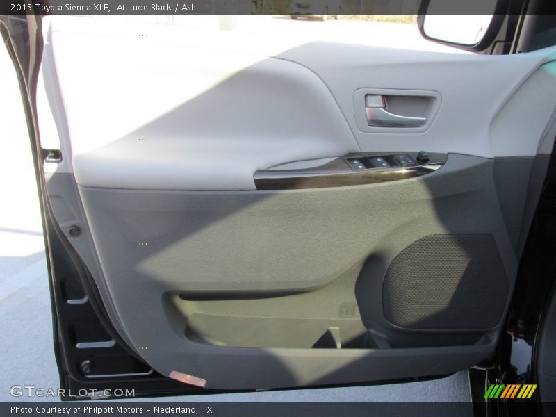 Attitude Black / Ash 2015 Toyota Sienna XLE