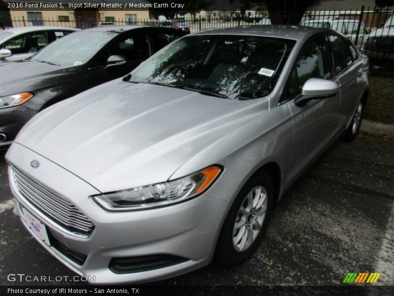 Ingot Silver Metallic / Medium Earth Gray 2016 Ford Fusion S
