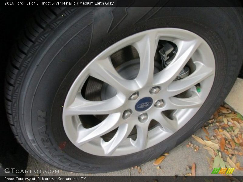 Ingot Silver Metallic / Medium Earth Gray 2016 Ford Fusion S