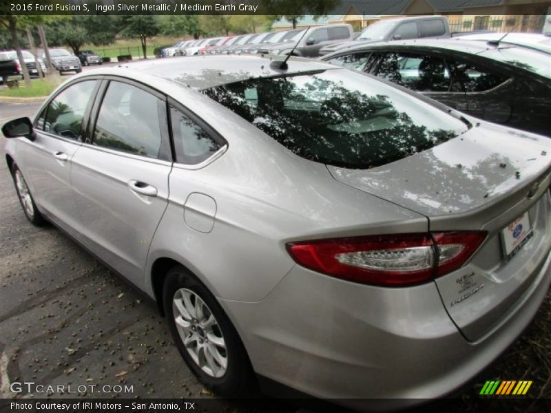 Ingot Silver Metallic / Medium Earth Gray 2016 Ford Fusion S