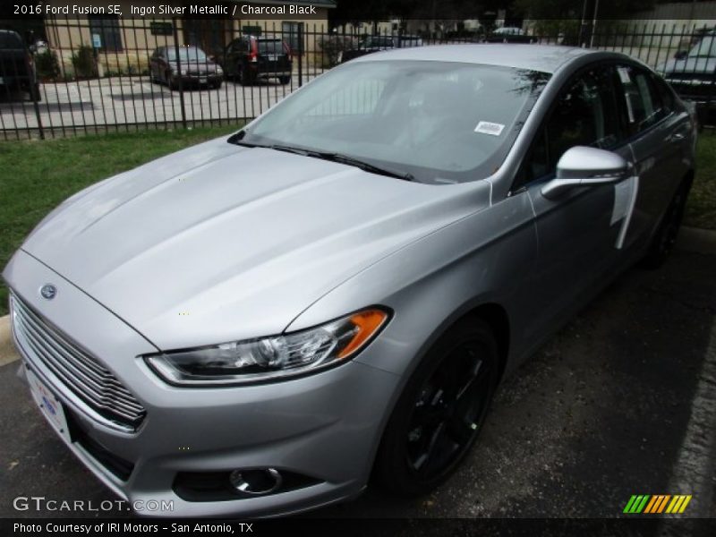 Ingot Silver Metallic / Charcoal Black 2016 Ford Fusion SE