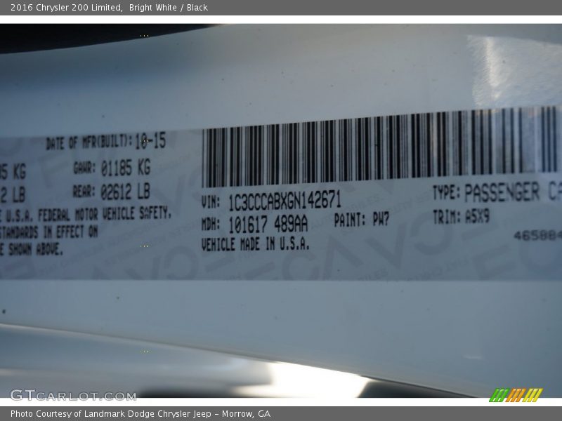 Bright White / Black 2016 Chrysler 200 Limited