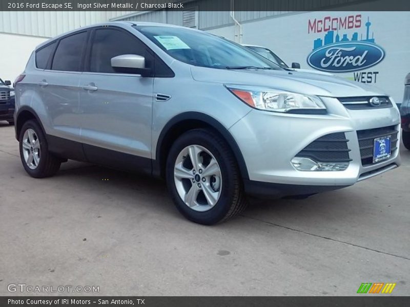 Ingot Silver Metallic / Charcoal Black 2016 Ford Escape SE