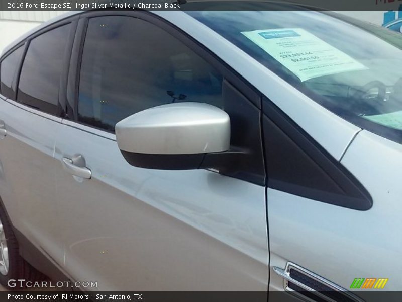 Ingot Silver Metallic / Charcoal Black 2016 Ford Escape SE