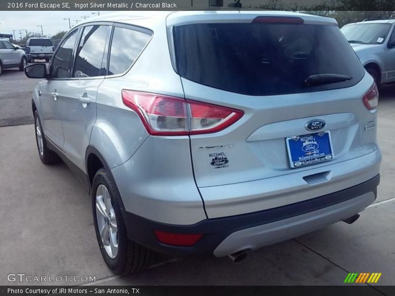 Ingot Silver Metallic / Charcoal Black 2016 Ford Escape SE