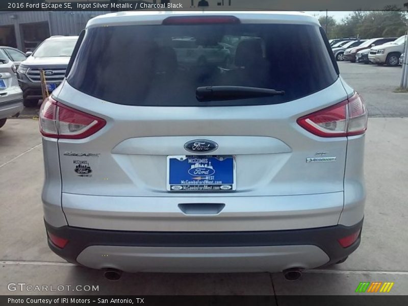 Ingot Silver Metallic / Charcoal Black 2016 Ford Escape SE