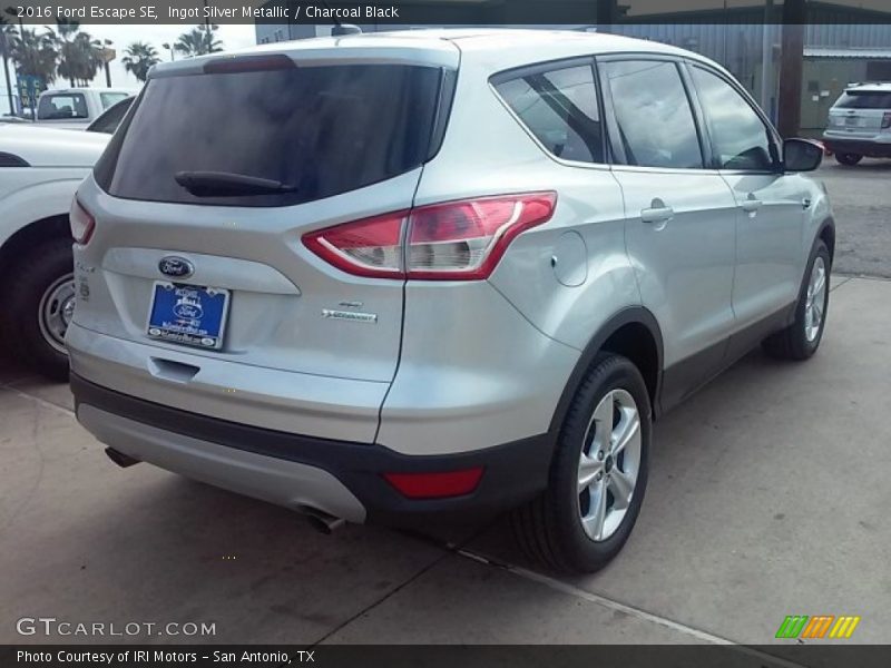 Ingot Silver Metallic / Charcoal Black 2016 Ford Escape SE