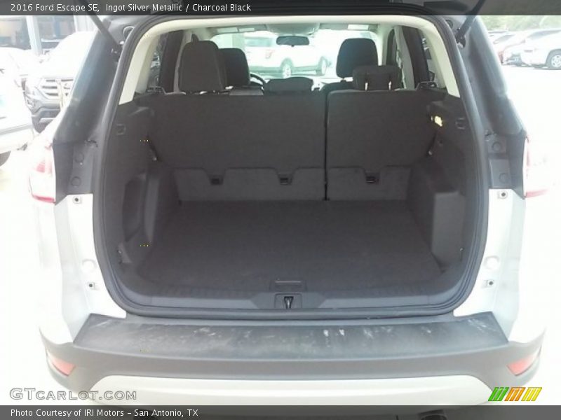 Ingot Silver Metallic / Charcoal Black 2016 Ford Escape SE
