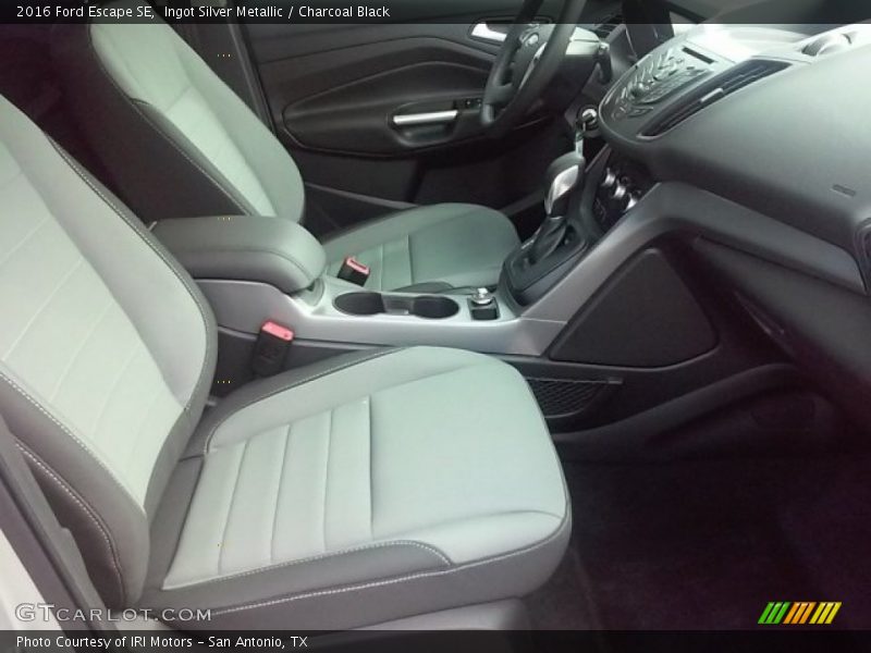 Ingot Silver Metallic / Charcoal Black 2016 Ford Escape SE
