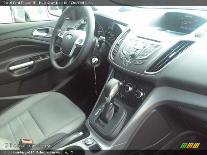 Ingot Silver Metallic / Charcoal Black 2016 Ford Escape SE